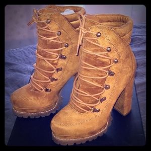 BRAND NEW Mountaineer Boots